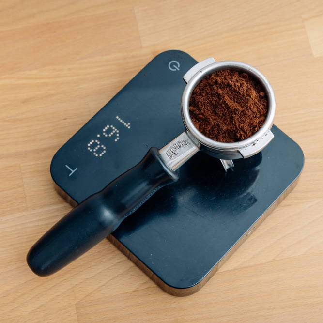 Abwiegen von Kaffeemehl im Siebträger mit der Acaia Pearl S Digitalwaage