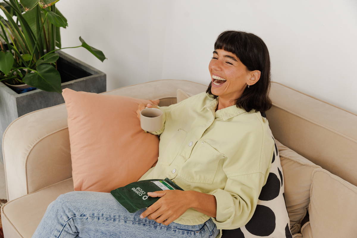 Kaffeemoment auf der Couch