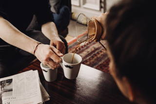 Filterkaffee aus der Chemex Perfekt: Zeitung lesen und Kaffee trinken