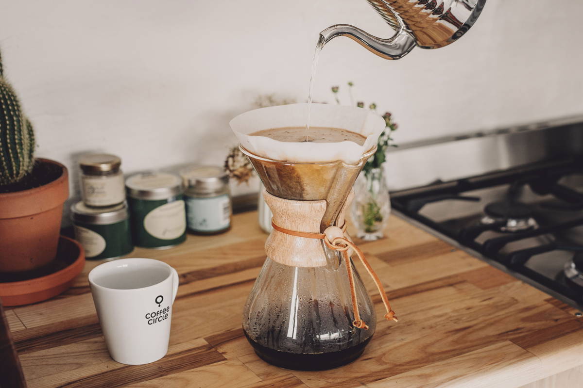 Heißes Wasser Gieße heißes Wasser in den Chemex ein.