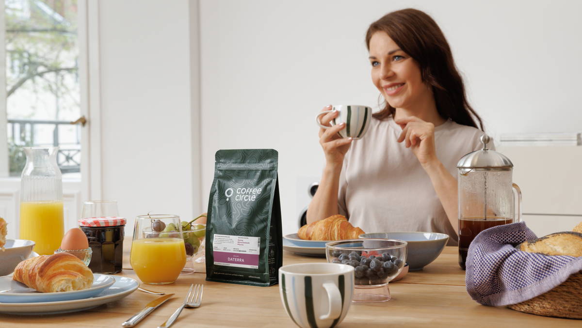 Daterra am Frühstückstisch aus der French Press