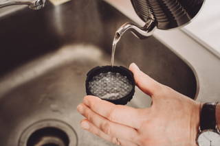 Filter durchspülen Setze den Filter ein und spüle ihn mit heißem Wasser durch.