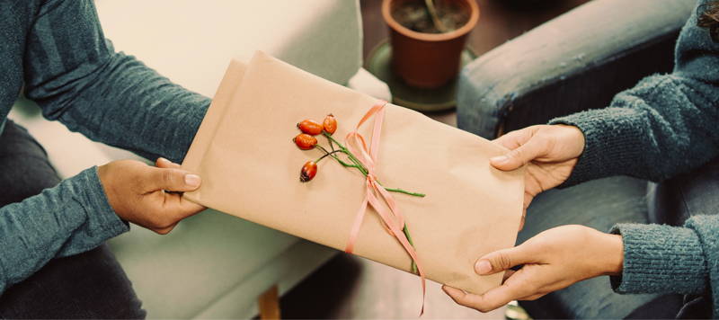 Eingepackter Umschlag wird überreicht