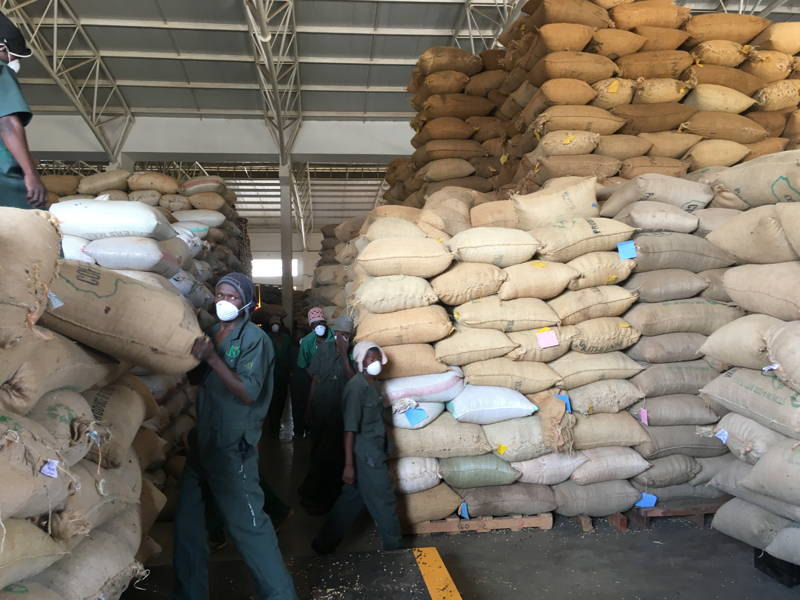 Das Umschichten der Säcke