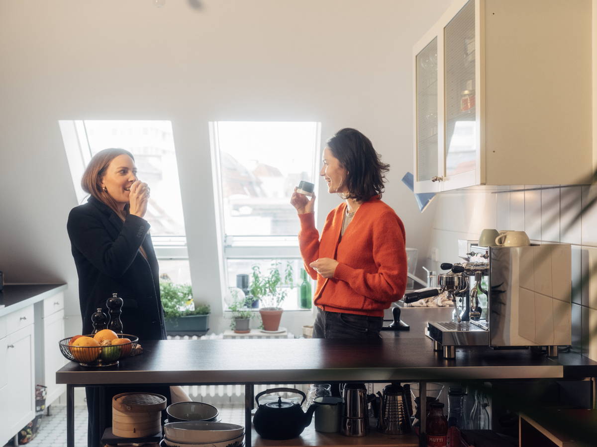 Zwei Frauen beim Kaffee trinken zu Hause in der Küche