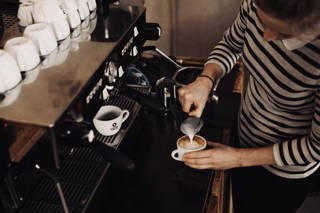 Bei der Cappuccinozubereitung Mit viel Hingabe zum Erfolg