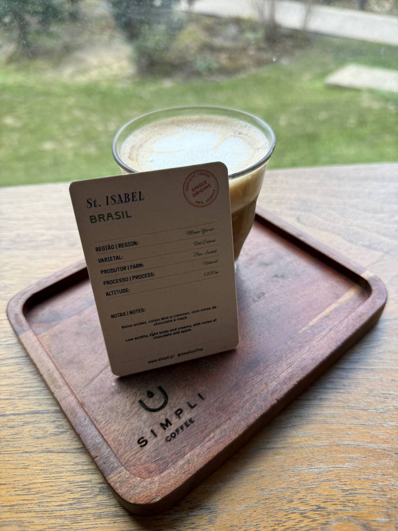 Flat White mit Infokärtchen bei Simpli Coffee