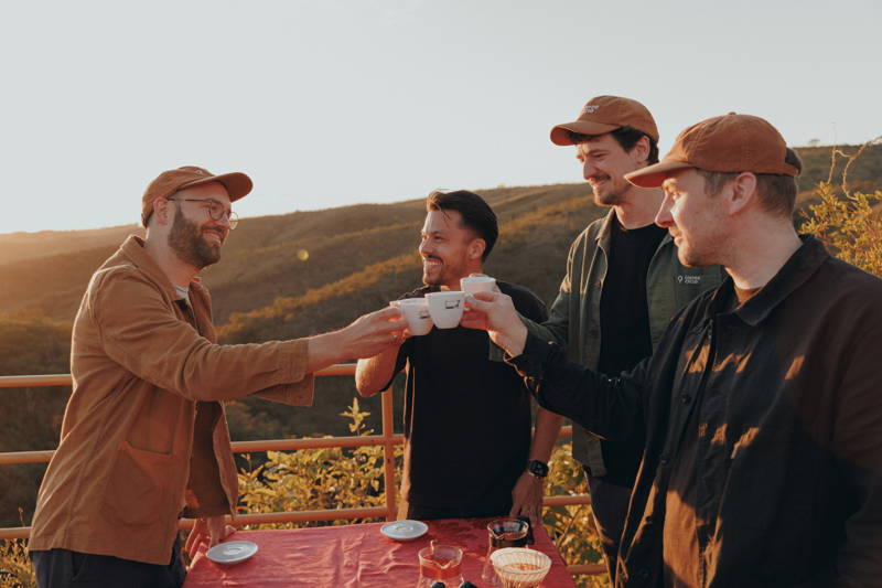 Martin, Hannes und Robert trinken Kaffee mit einem Kaffeefarmer bei Daterra 2025