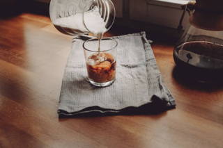 Cashew Milch Cold Brew Cashew Milch wird eingegossen