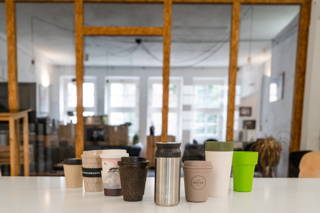 Wiederverwendbare Kaffeebecher Welcher wiederverwendbare Kaffeebecher besteht den Test.
