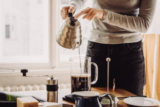 Frisch aufgebrüht Die Handkaffeemühle ist perfekt mit der French Press