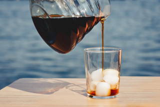 Eiskaffee eingießen Eiskaffee am Wasser