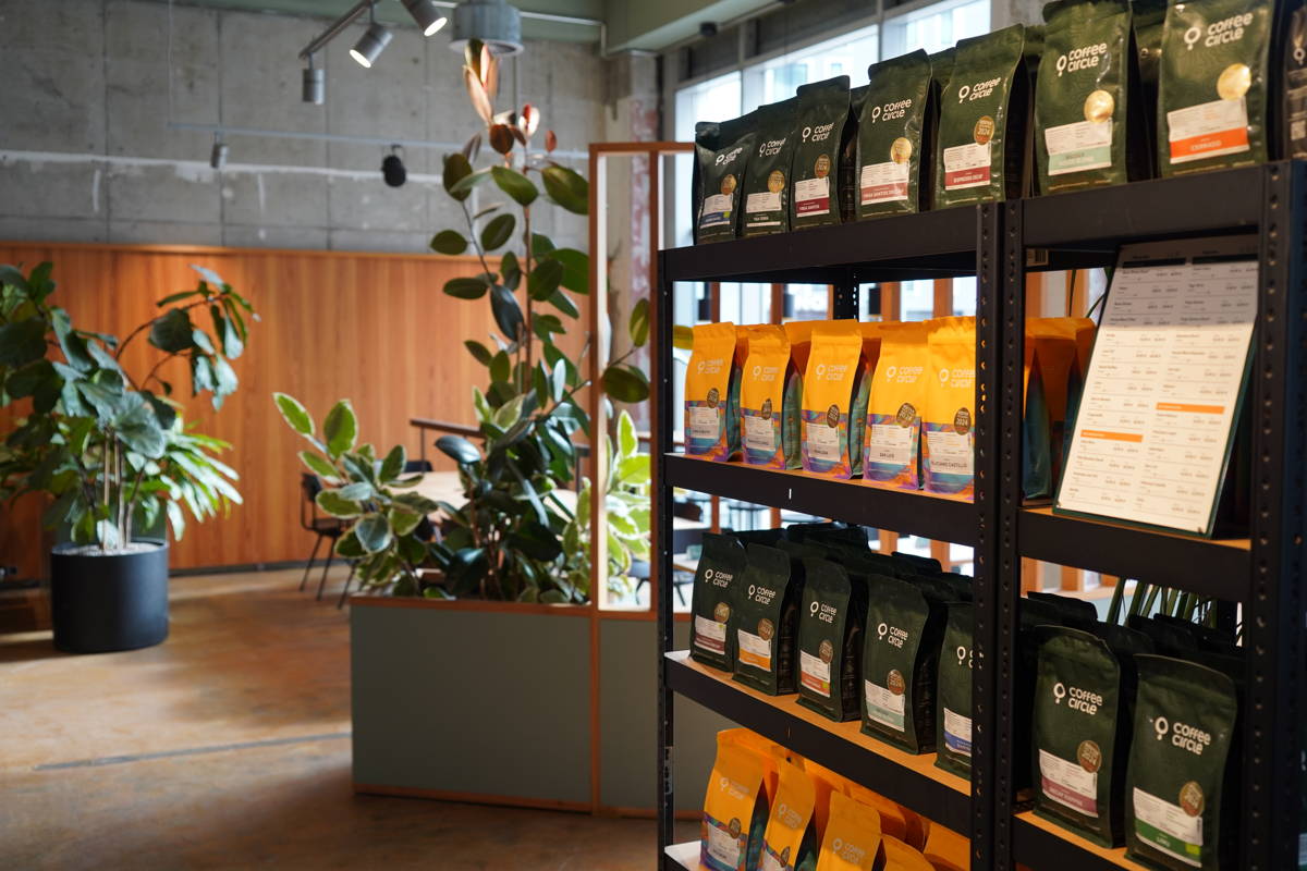 Coffee Circle Torstraße, Bild aus dem Innenraum, Regal mit Coffeebags