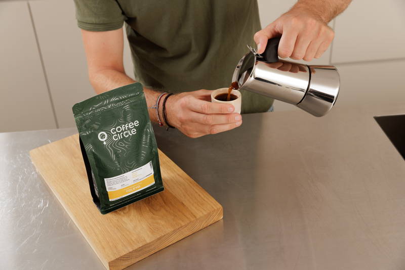 Gieße den Mokka in einer Espressotasse