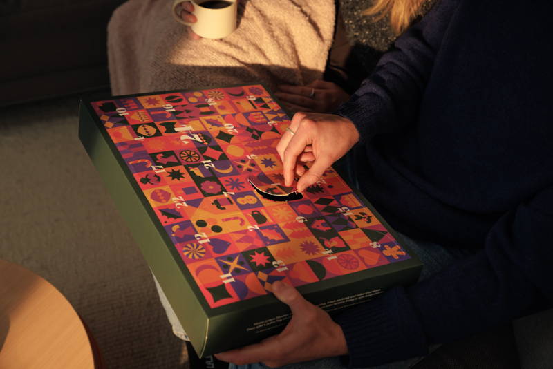 Adventskalender Eine Person hält einen Adventskalender.