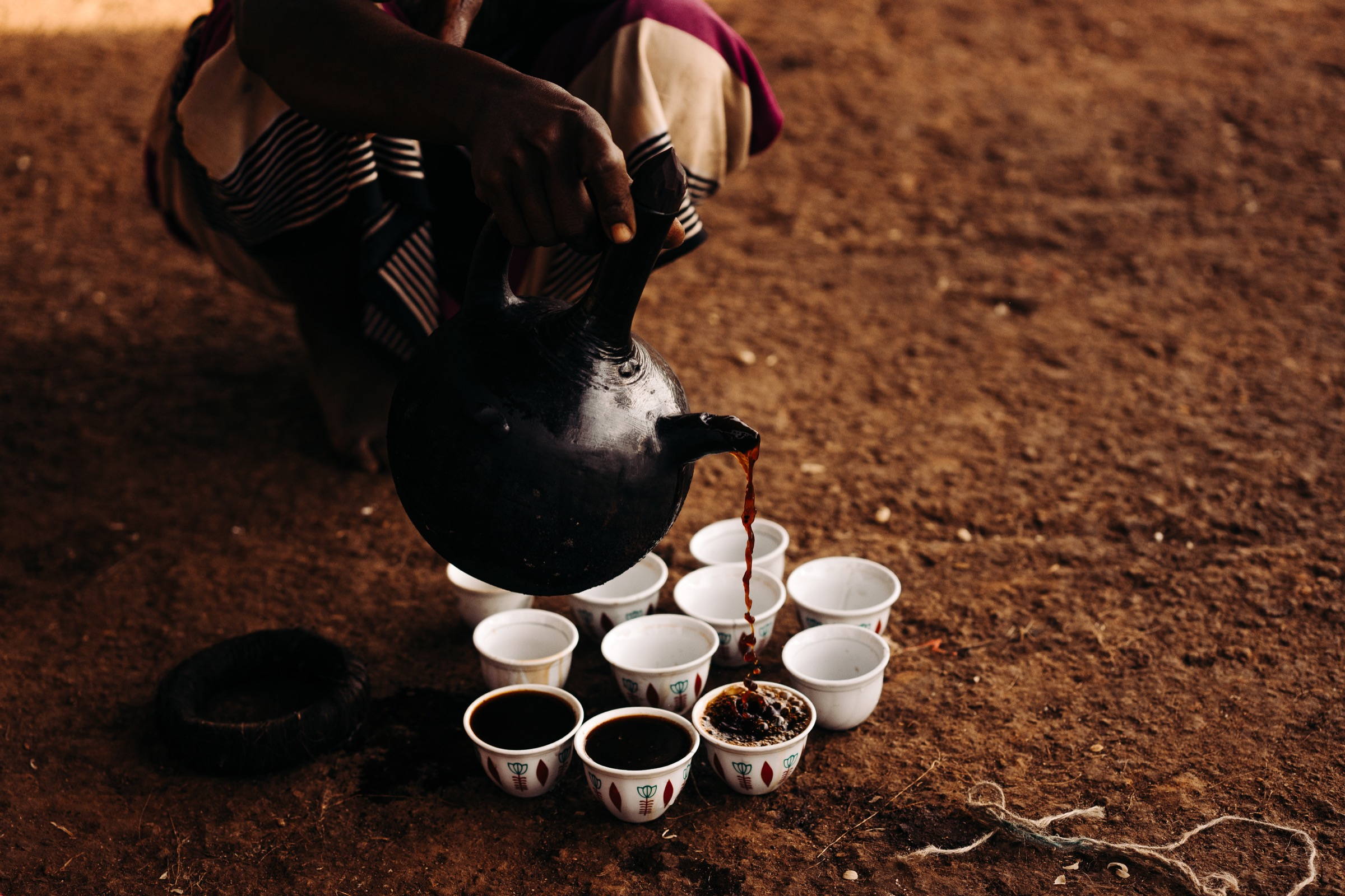 Verteilen des Kaffees