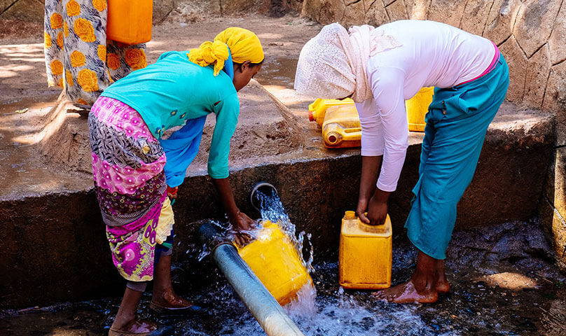 Frauen holen Wasser an der neuen Quelle in Äthiopien, WaSH-Projekt