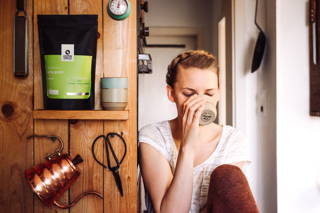 coffeecircle-moodfotos-geta-bore-5.jpg Frau trinkt Geta Bore Kaffee in der Küche