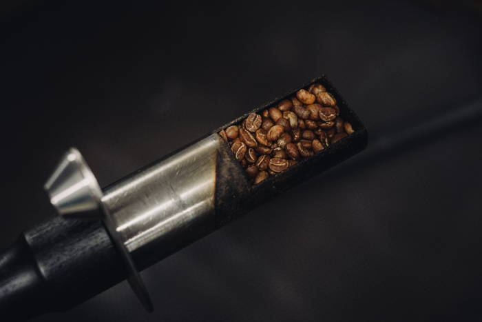 Während des Röstens Kontrolle im Prozess