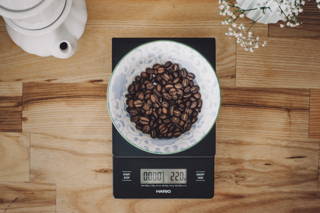 Nutze eine Waage für ein optimales Kaffeeergebnis Nutze eine Waage für ein optimales Kaffeeergebnis