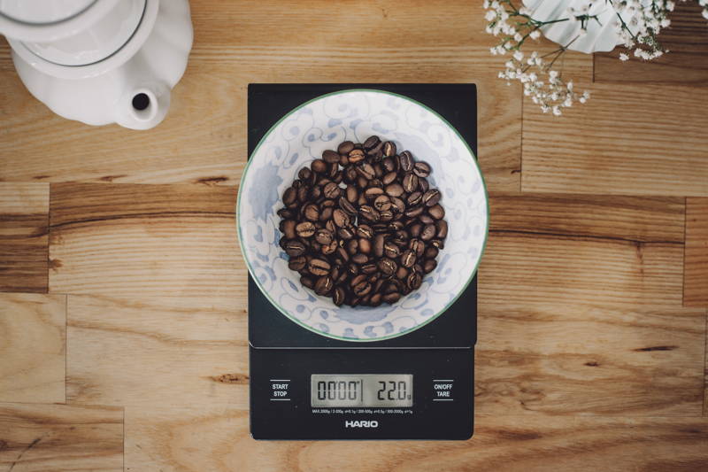 Nutze eine Waage für ein optimales Kaffeeergebnis