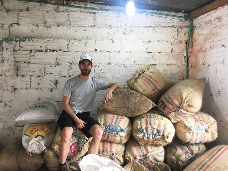 Hannes auf Kaffesäcken der Kooperative Coocafe