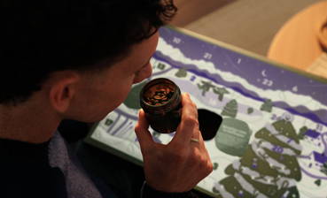 Mann riecht an Kaffeebohnen, Adventskalender 2026