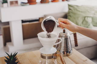 coffeecircle-zubereitungstipps-filterkaffee-3-kaffee-einfüllen.jpg Wir empfehlen 30 g Kaffee für 480 ml Wasser.