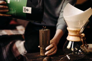 Weihnachtliches Mahlen von Limu Kaffee Weihnachtliches Mahlen von Limu Kaffee