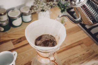 Feuchte das Kaffeepulver an Feuchte das Kaffeepulver an