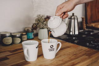 Keramik-Filteraufsatz entfernen. Fertig ist dein Kaffee! Keramik-Filteraufsatz entfernen. Fertig ist dein Kaffee!
