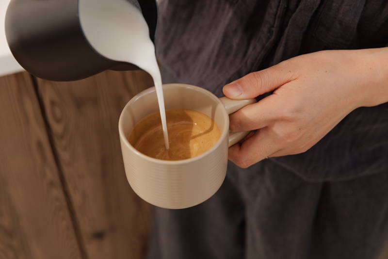 Milch eingießen für Latte Art