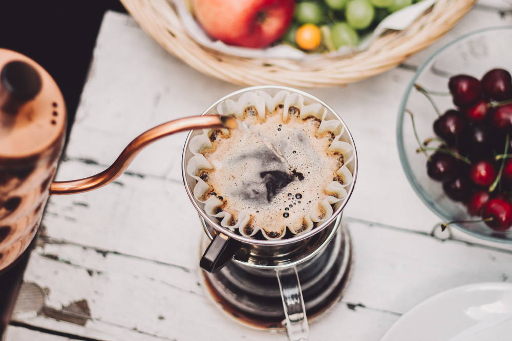 Aufgießen des Kaffees Kaffee mit dem Kalita Wave Handfilter