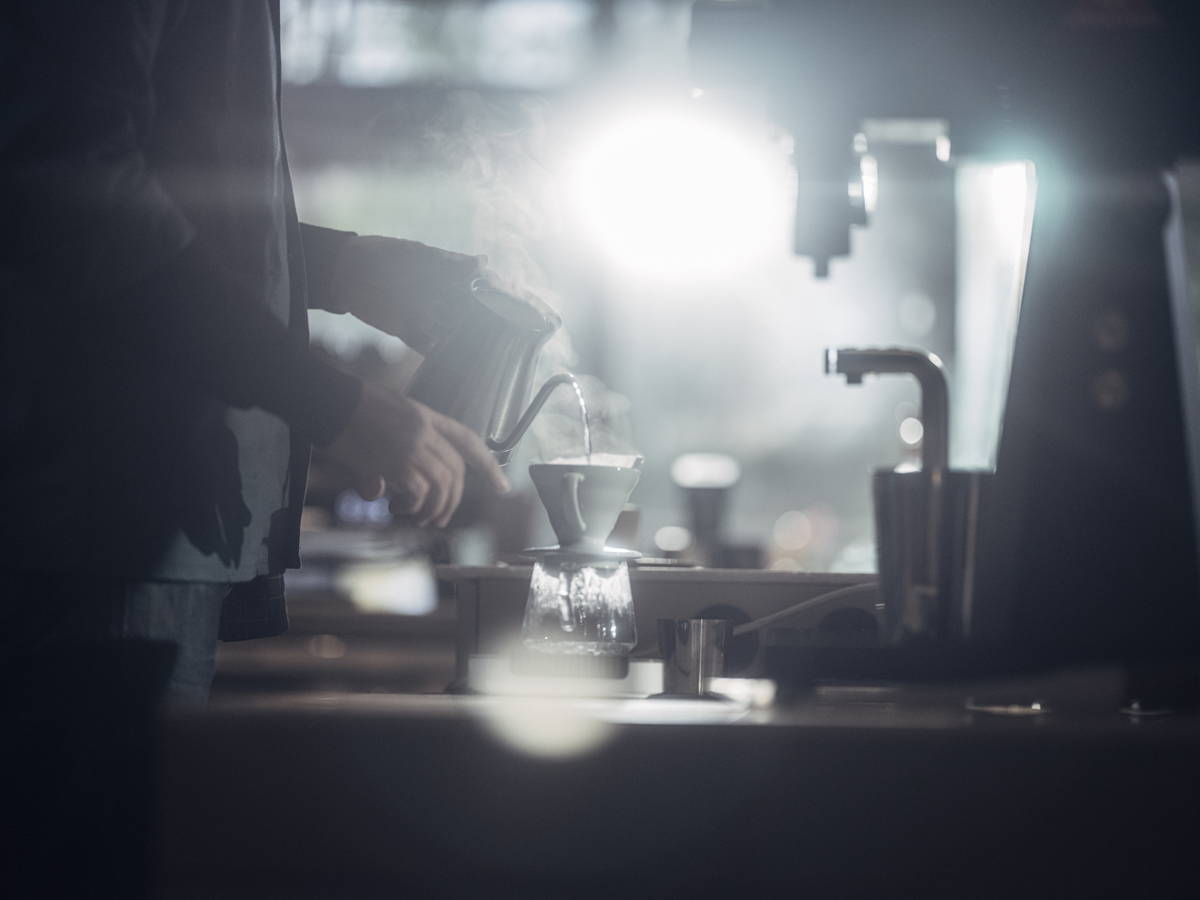 Recyclingseparate abfallsammlung hand wirft eine tasse kaffee in