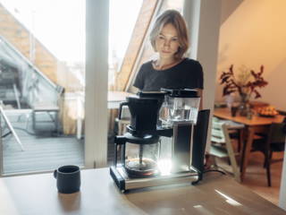 Frau am Kaffee zubereiten mit der Moccamaster Filterkaffeemschine