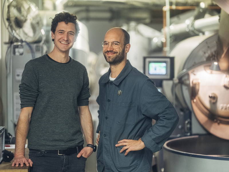 Martin und Hannes zeigen die Rösterei