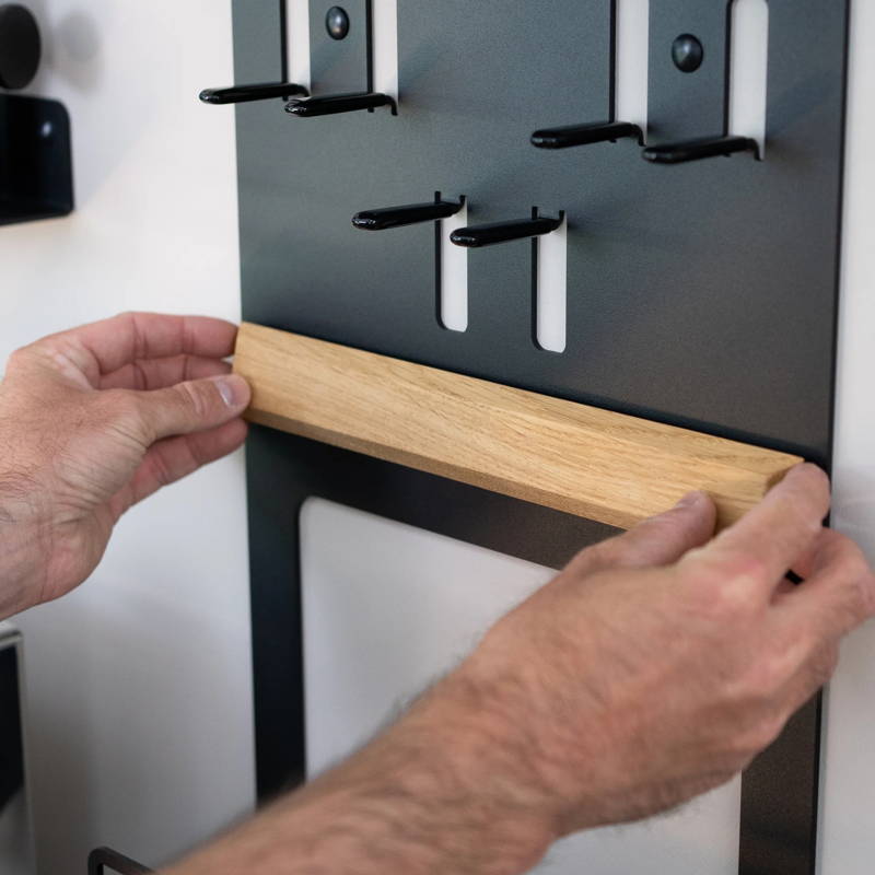 Das Flate Barista Rack versehen mit einer magnetischen Holzplatte.