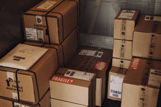 Pakete fertig gepackt Bereit für den Versand