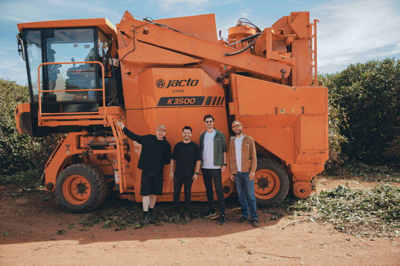 Martin, Hannes und Robert vor einer Erntemaschine bei APAS 2025