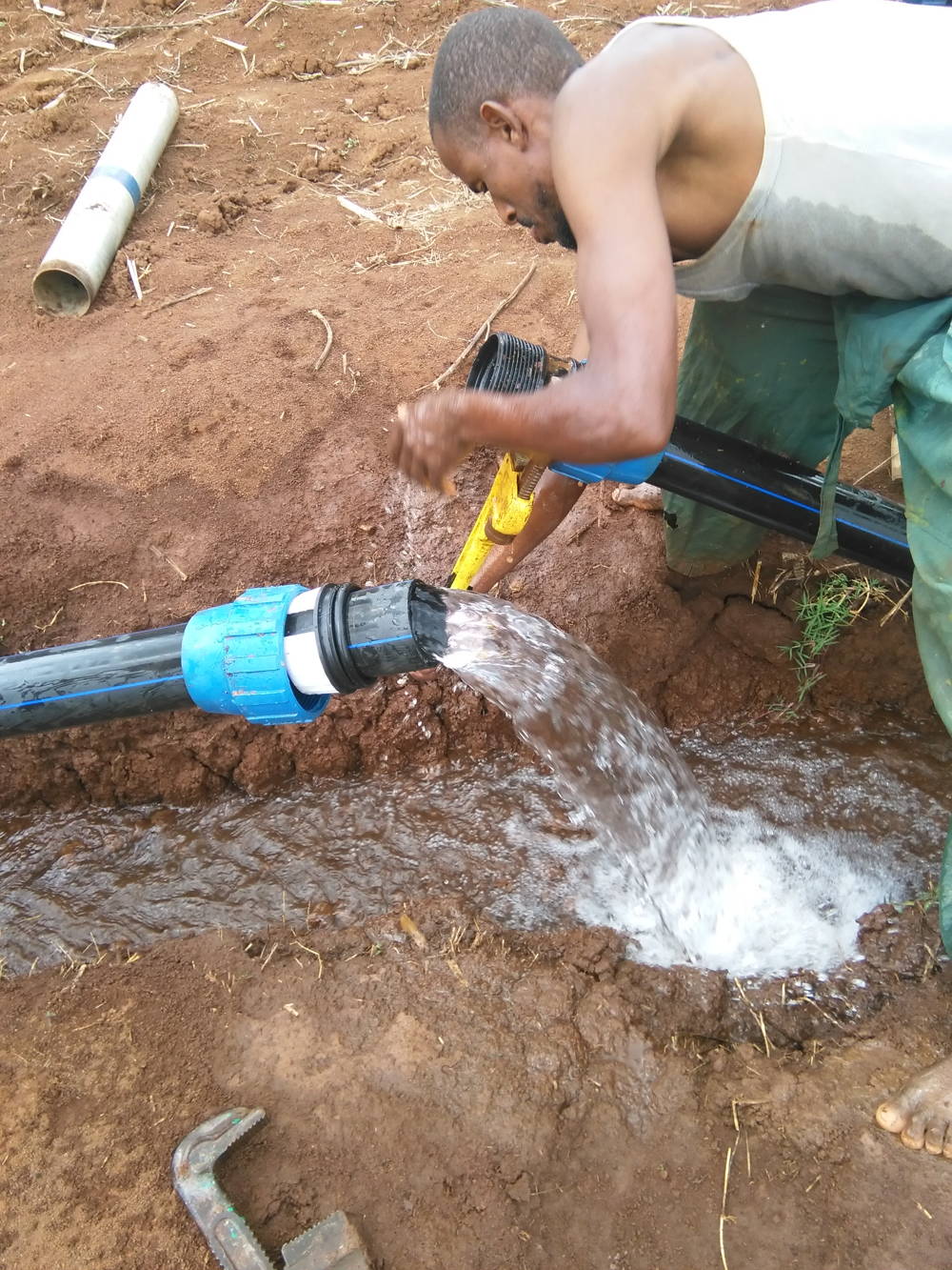 Installation der Wasserleitungen Bei der Arbeit