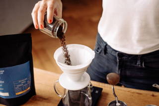coffee-circle-karibu-filterkaffee-5.jpg Karibu Filterkaffee frisch gemahlen in dem Hario Handfilter