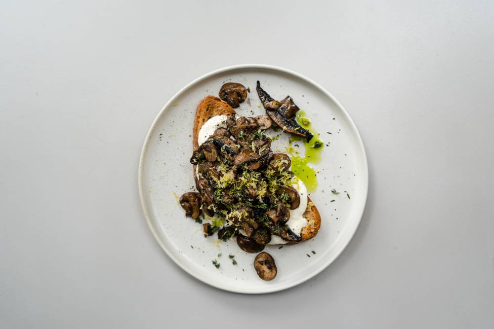 Der Ideale Sonntagsbrunch Sautierte Pilze Und Karamellisiertes French Toast Coffee Circle