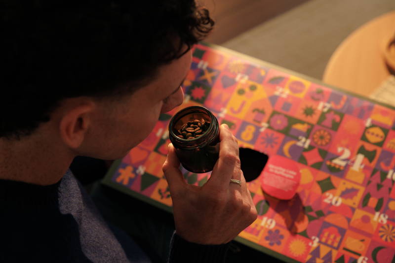 Mann riecht an Kaffeebohnen, Adventskalender 2025