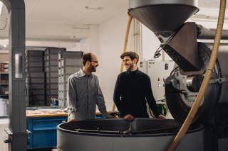 Unsere Kaffeeröster Hannes und Ersin an der Röstmaschine