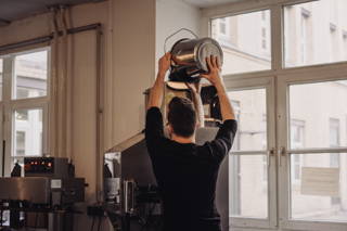 Abfüllen des Kaffees Der Kaffee wird abgepackt und verschweißt