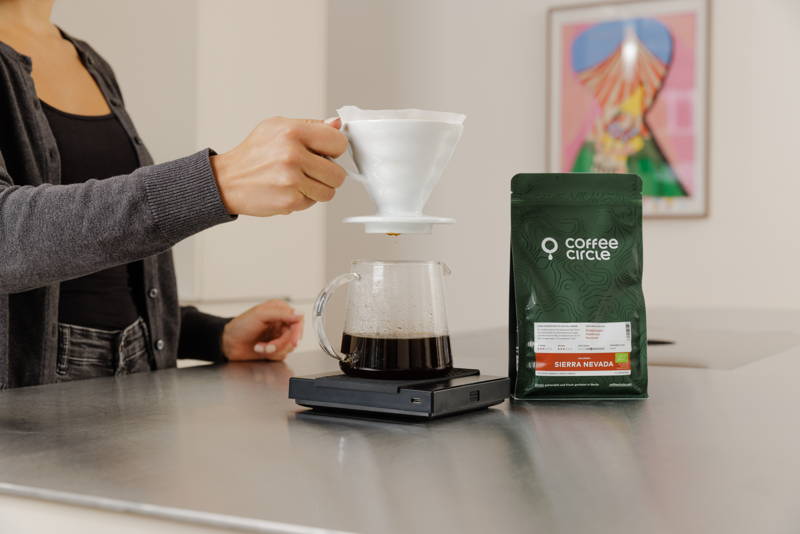 Wenn du einen mittleren Mahlgrad verwendest, sollte der Kaffee nach 3 - 4 min fertig sein. Passe den Mahlgrad entsprechend an, wenn dein Kaffee zu lange oder zu kurz läuft.