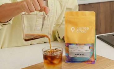 Rungeto Cold Brew wird in ein Glas mit Eiswürfeln eingeschenkt