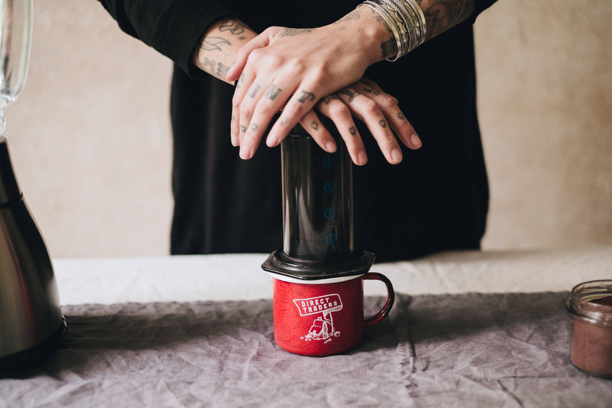 Eine halbe Tasse Kaffee aus der Aeropress