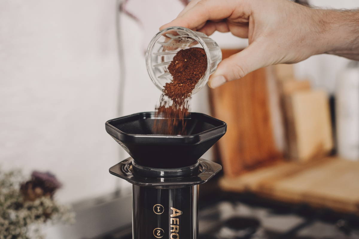 Füge den Kaffee hinzu Füge den Kaffee hinzu