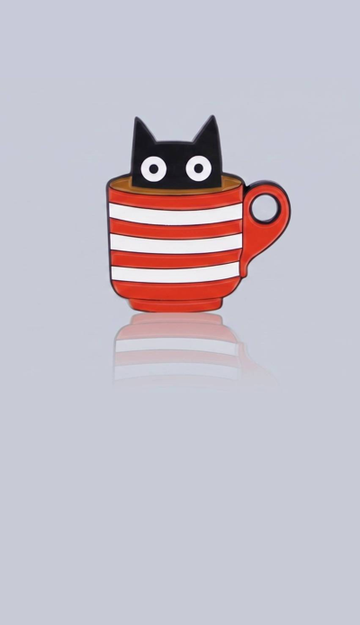 Ein Emaille-Pin, der eine schwarze Katze mit großen weißen Augen zeigt, die aus einer rot-weiß quergestreiften Kaffeetasse herausschaut.